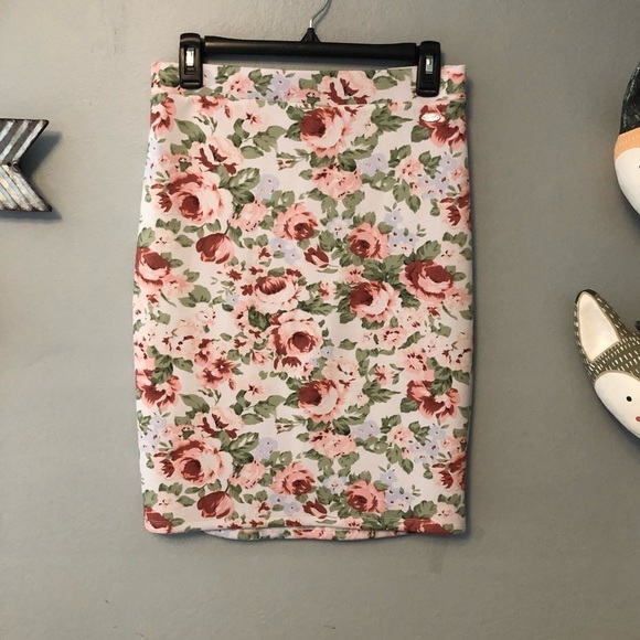 Guess Dresses & Skirts - Guess pencil rose skirt size medium. Perfect for Valentine’s Day